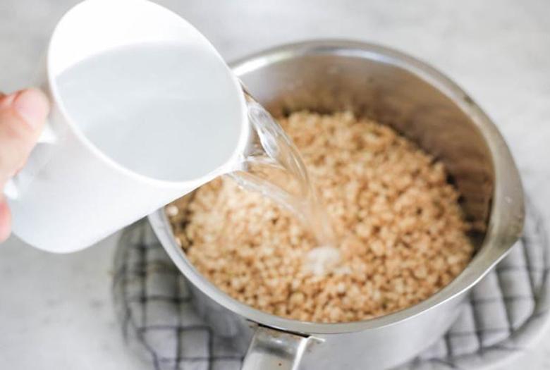 Vo và ngâm gạo khi dùng nồi cơm điện nấu gạo lứt