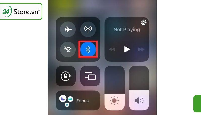 Bạn tiến hành bật Bluetooth và lấy AirPods ra khỏi hộp