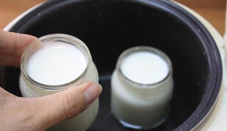 Cách làm sữa chua nếp cẩm: ủ sữa chua bằng nồi cơm điện