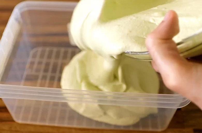 Cách làm kem bơ: Đổ khuôn kem bơ