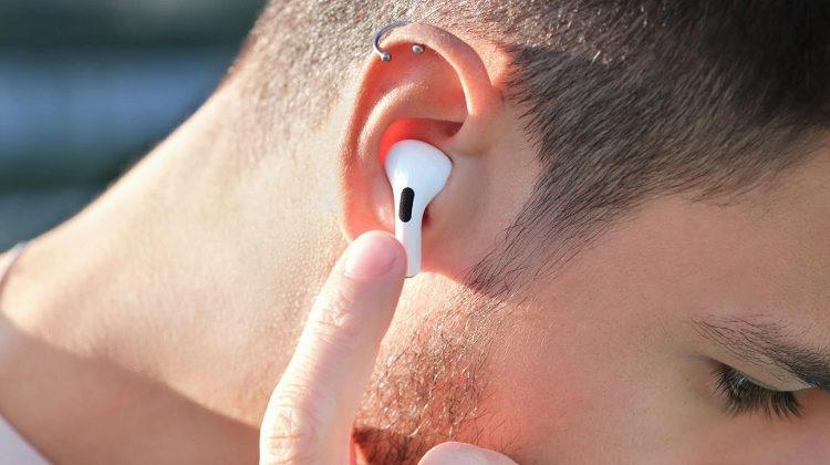 cách chuyển bài hát trên airpods